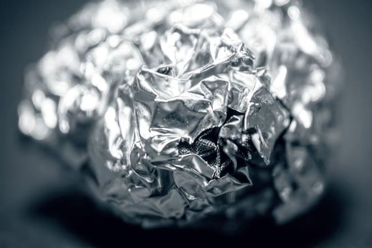 Použití hliníkové fólie na kuchyňských kohoutcích: k čemu slouží a proč se doporučuje.