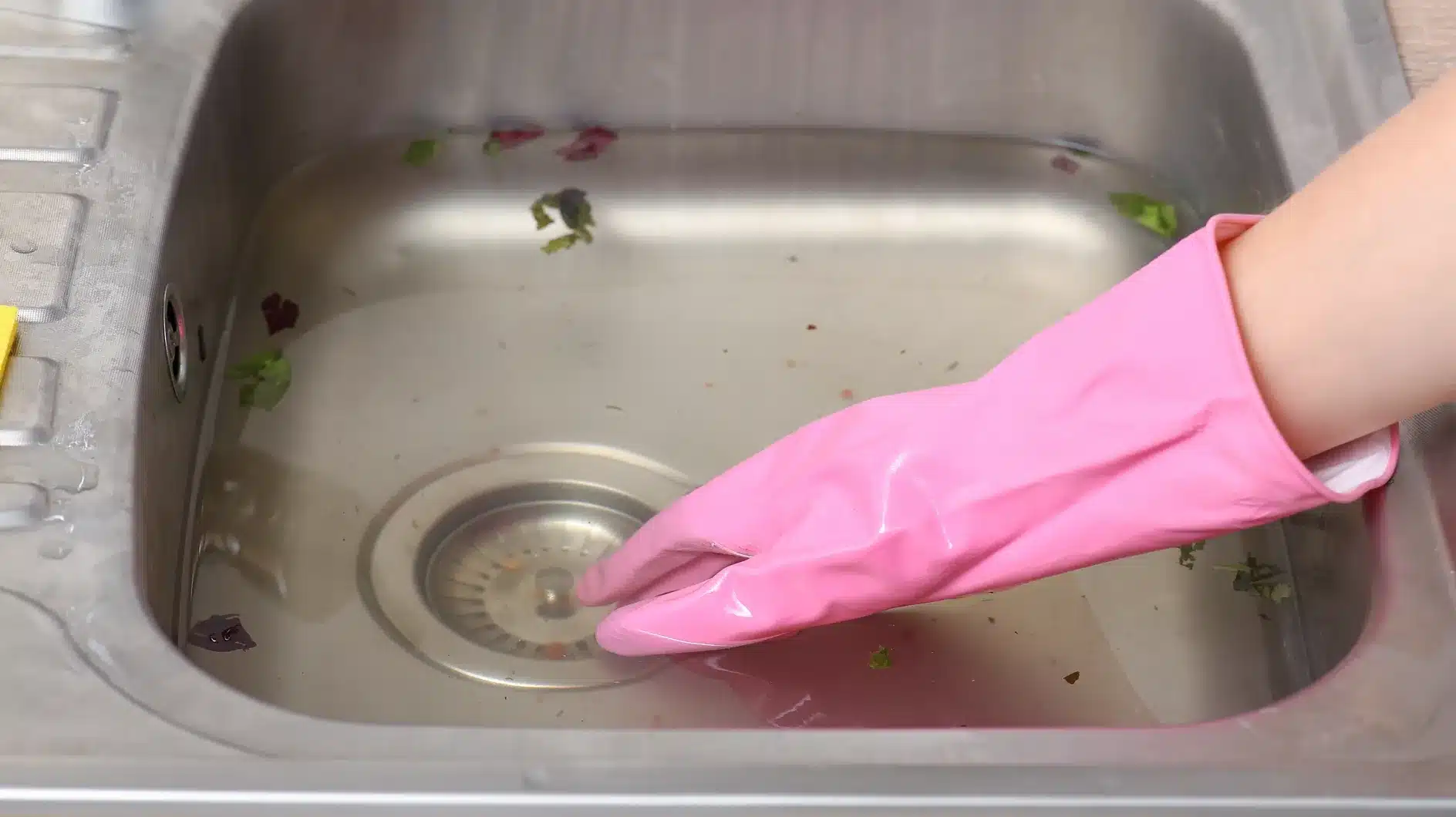 Instalatéři vědí: pokud to vylijete do umyvadla, můžete se vyhnout 90 % problémů s ucpanými trubkami