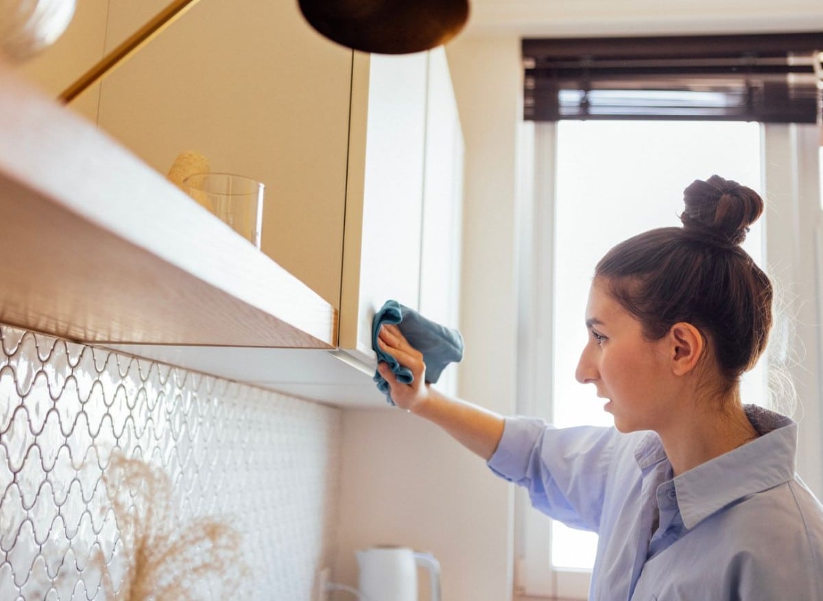 Odstraňuje mastnotu z kuchyňských skříněk během několika minut. Jednoduchý recept bez použití chemikálií.