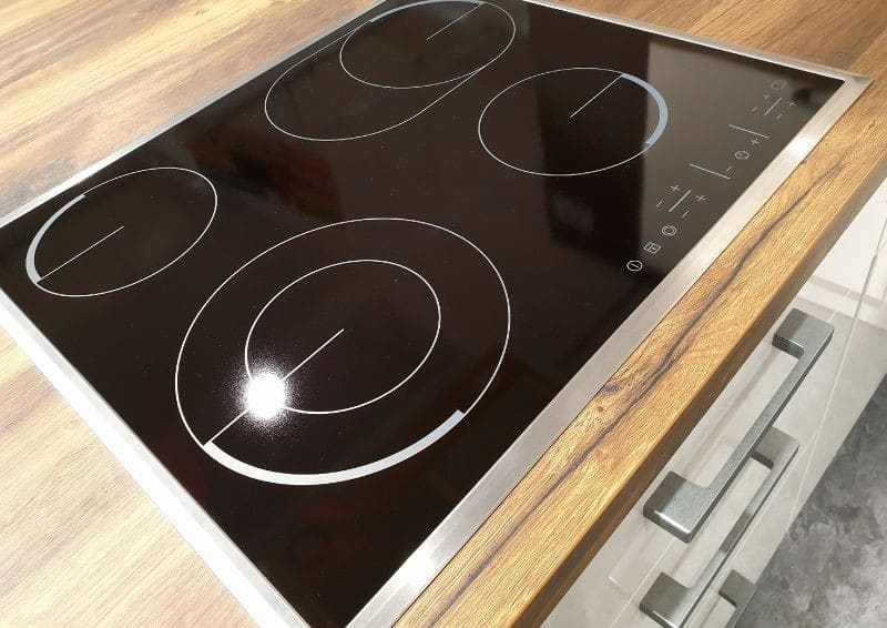 Škrábance na keramické varné desce. Kamarád z obchodu s elektronikou a domácími spotřebiči mi poradil, co mám dělat.