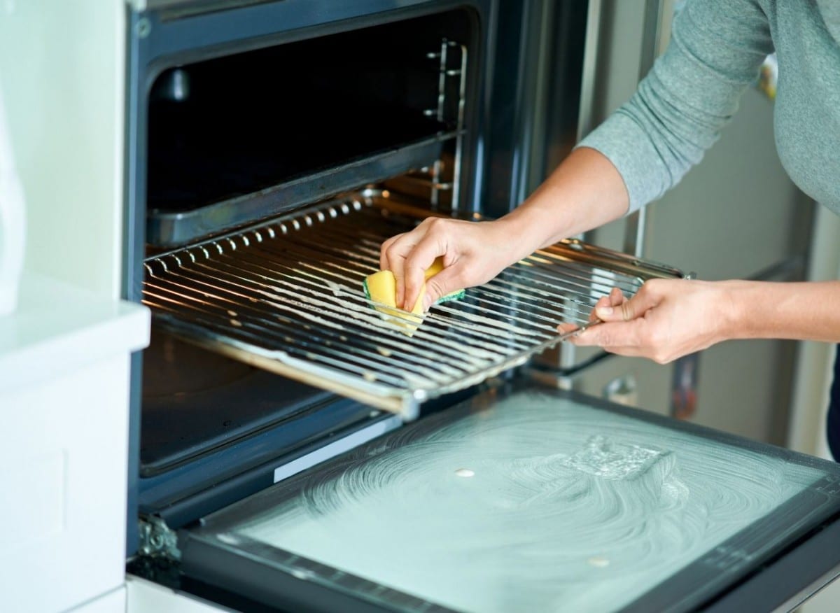 Zmrazte a poté umyjte plech a rošt v troubě. Budou opět zářit jako nové.