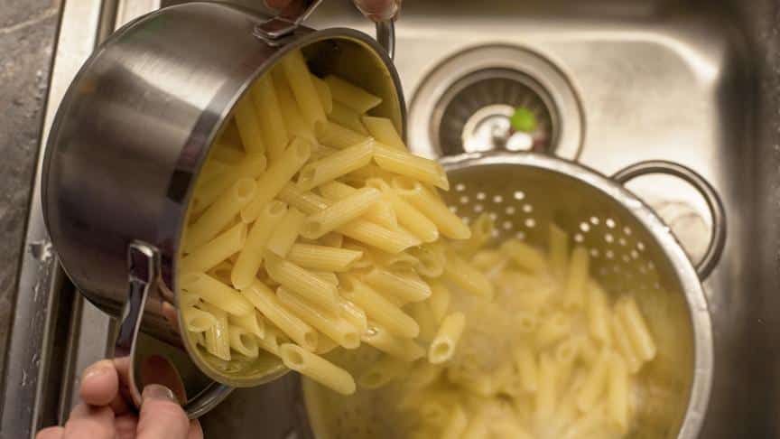 Proto je vylévání vody z těstovin do dřezu velmi špatný nápad.