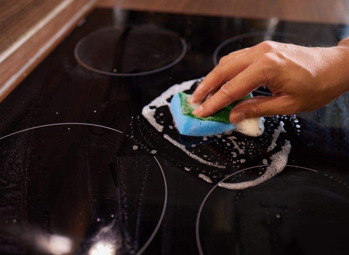 Škrábance na keramické varné desce. Kamarád z obchodu s elektronikou a domácími spotřebiči mi poradil, co mám dělat.