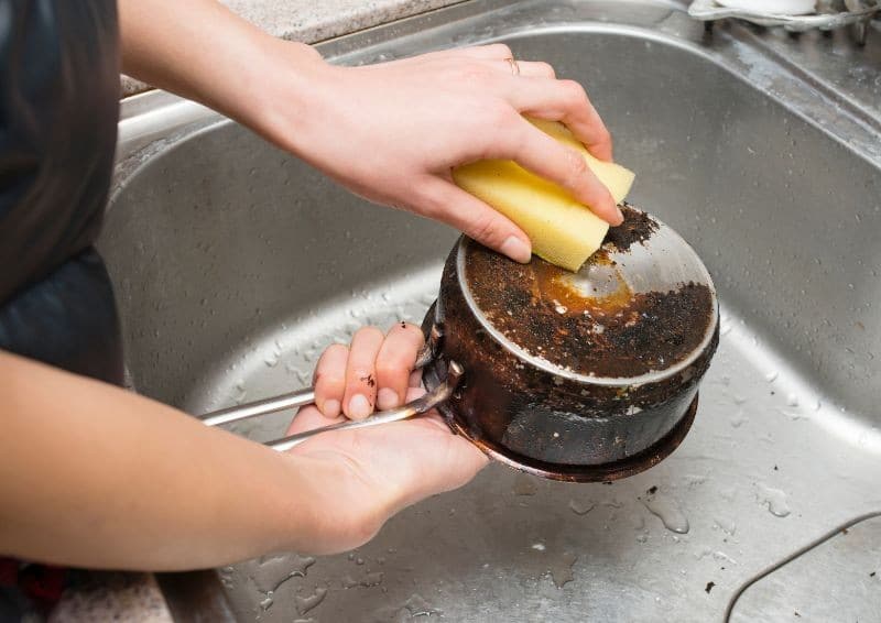 Tato metoda funguje, když jiné nepomáhají. Odstraní starý tuk ze dna pánve nebo hrnce.