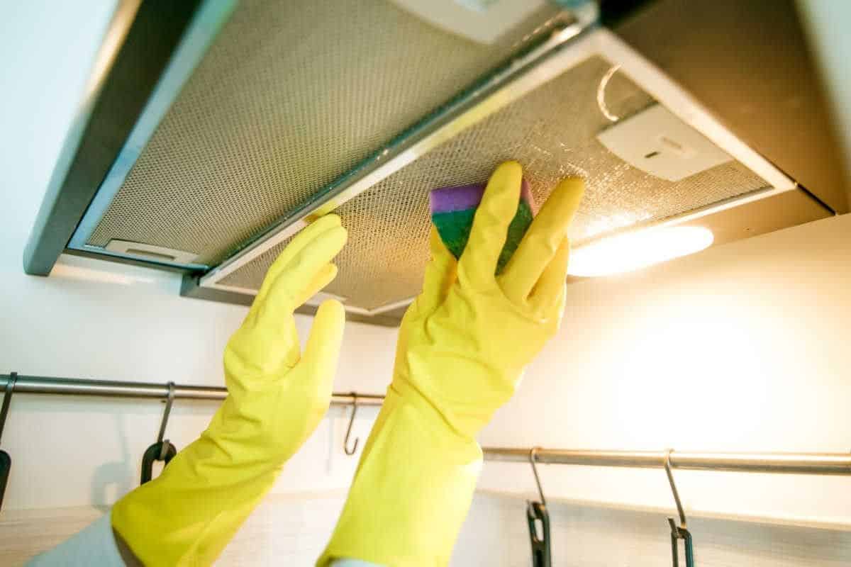 Už nikdy nebudete muset nic drhnout: nejlepší způsob, jak odstranit mastnotu z digestoře za 5 minut.