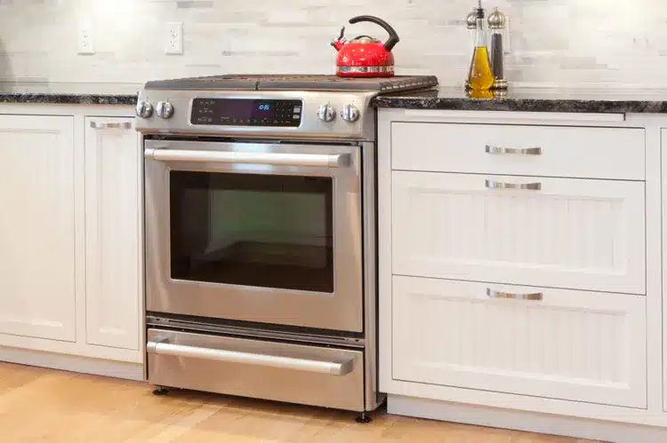 8 běžných kuchyňských potřeb, které byste nikdy neměli ukládat do spodního šuplíku trouby.