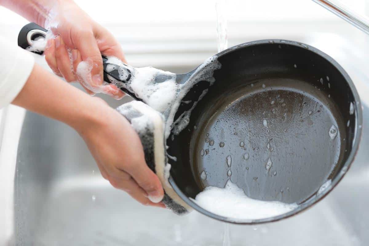 Jak vyčistit pánev, když běžné mytí nádobí nepomáhá