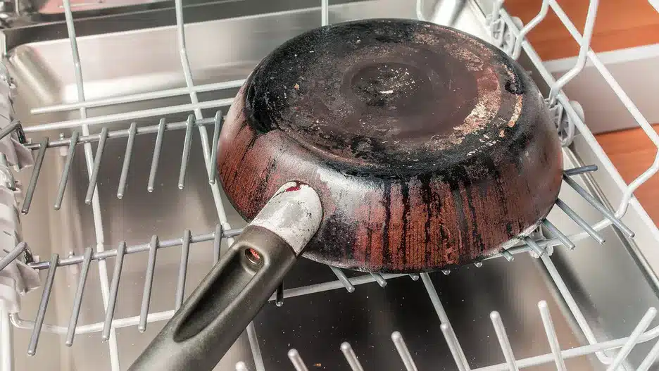 Nikdy to s pánví nedělejte. Prostě ji vyhoďte.