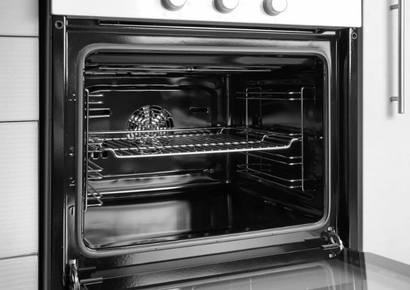 Zmrazte a poté umyjte plech a rošt v troubě. Budou opět zářit jako nové.