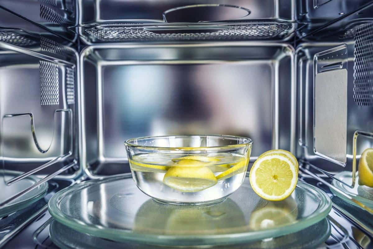 Jak vložit plátek citronu do vypnuté mikrovlnné trouby: k čemu to slouží a proč se to doporučuje