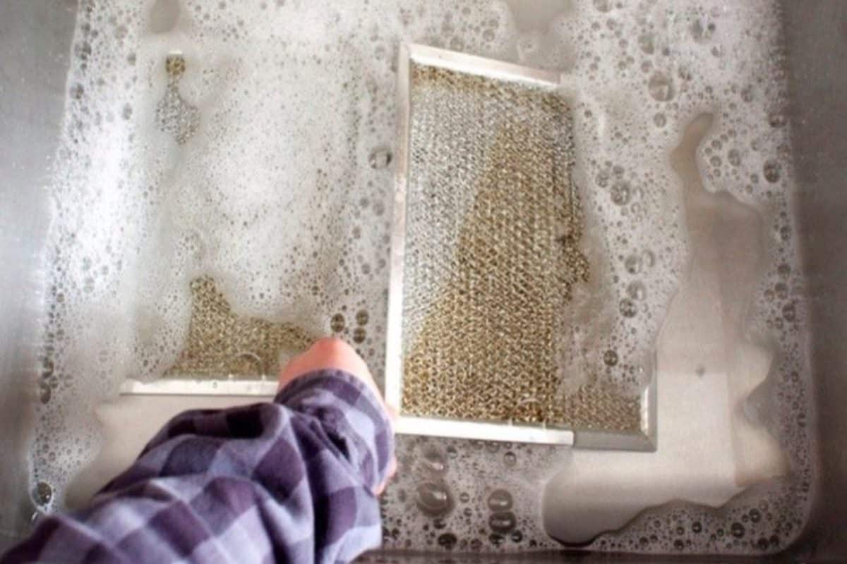 Už nikdy nebudete muset nic drhnout: nejlepší způsob, jak odstranit mastnotu z digestoře za 5 minut.