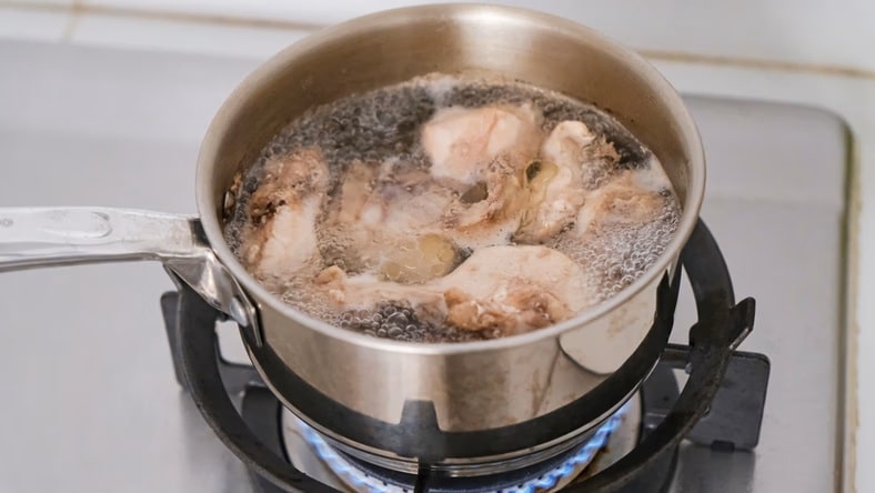 Má se maso na vývar vložit do studené nebo horké vody? O tom není pochyb.