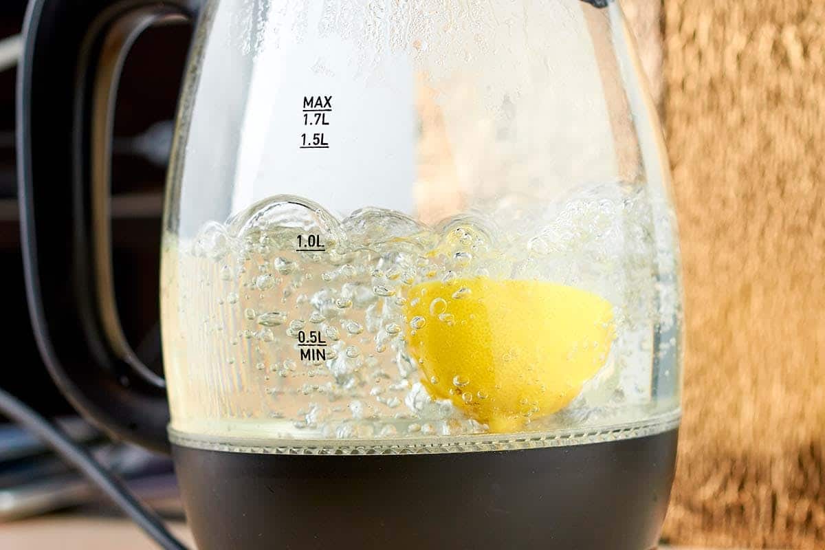 Bramborové slupky místo octa: jednoduché způsoby, jak odstranit vodní kámen z konvice bez zápachu