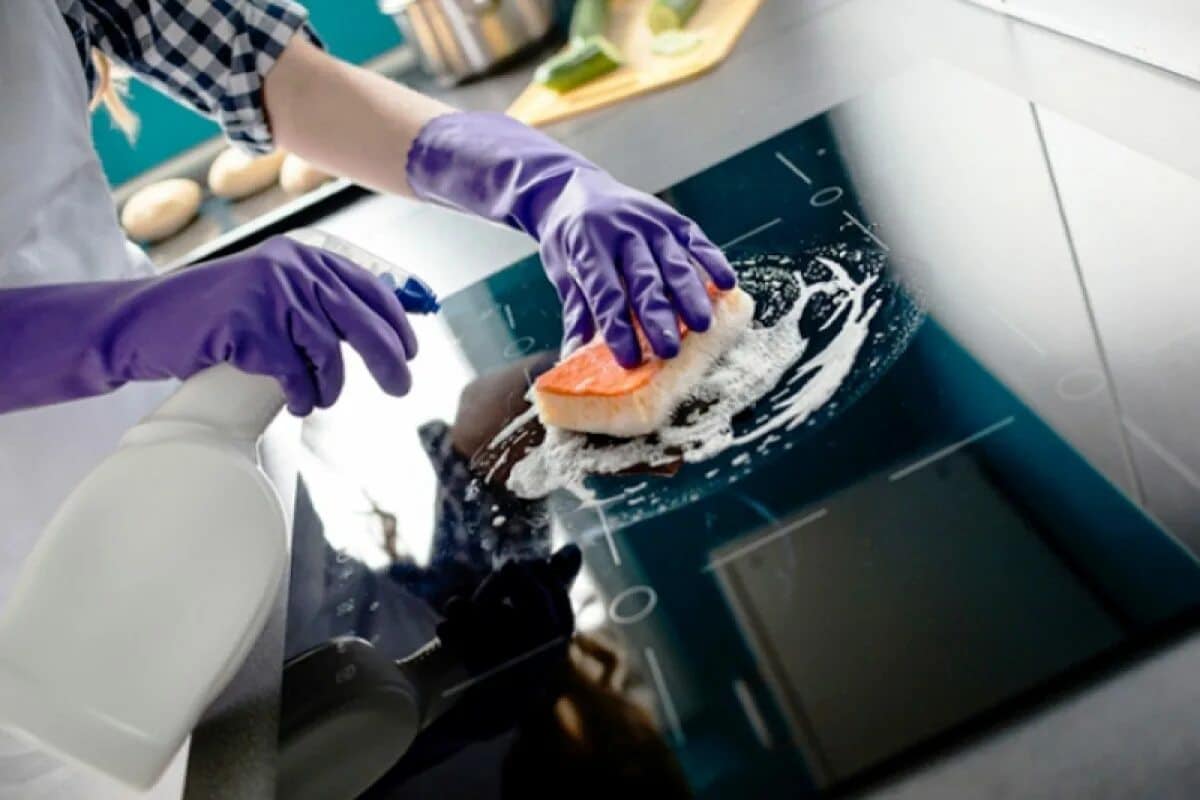 Jak vyčistit kuchyň pomocí jednoduchého domácího prostředku v několika krocích.