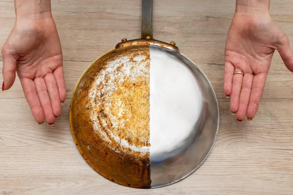 Jak vyčistit pánev, když běžné mytí nádobí nepomáhá