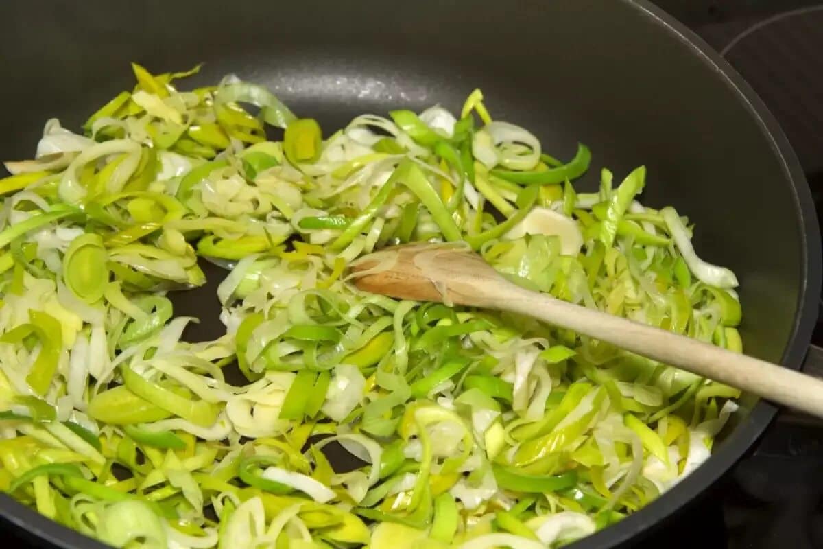 „Můžu to uvařit za 10 minut pro celou rodinu“: můj neuvěřitelně chutný recept na zapékanou směs z pórku, jablek a slaniny, tak jednoduchý a rychlý.