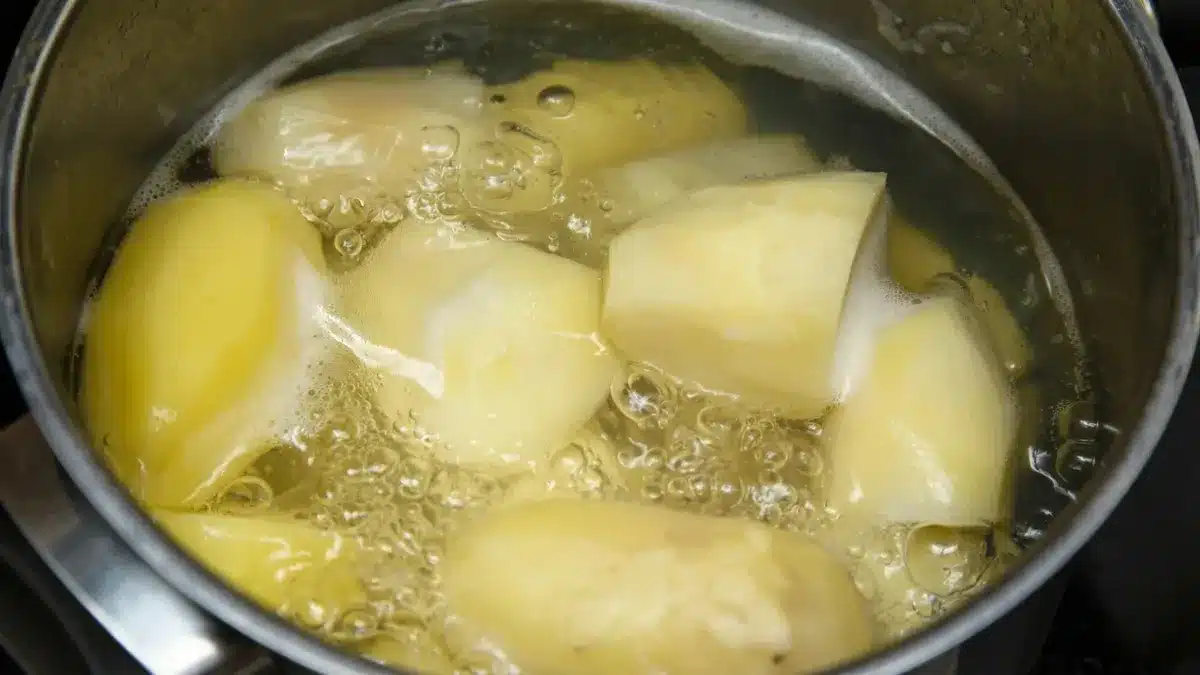 Co přidat do vody při vaření brambor: uvaří se rychleji a budou chutnější.