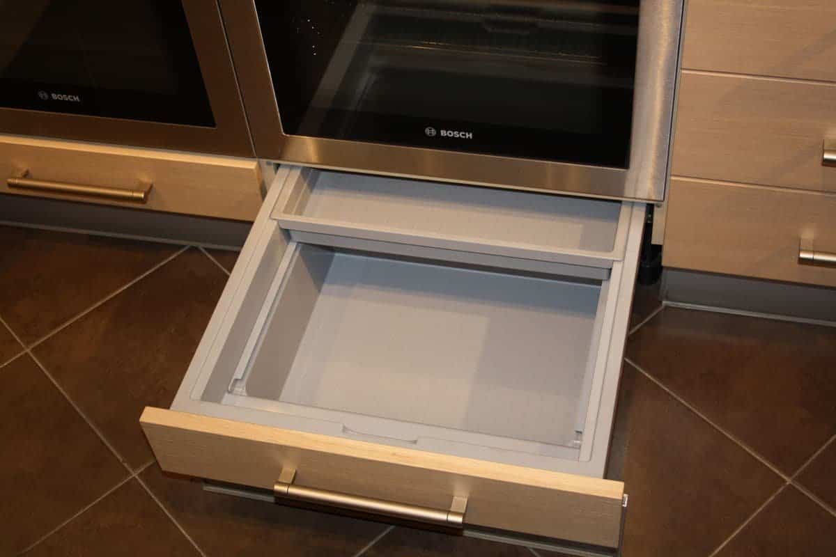 Po léta se používal k jinému účelu: k čemu vlastně slouží výsuvná zásuvka pod troubou?