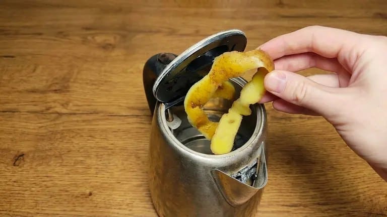 Bramborové slupky místo octa: jednoduché způsoby, jak odstranit vodní kámen z konvice bez zápachu