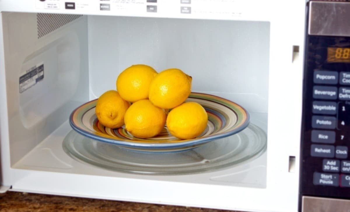 Jak vložit plátek citronu do vypnuté mikrovlnné trouby: k čemu to slouží a proč se to doporučuje