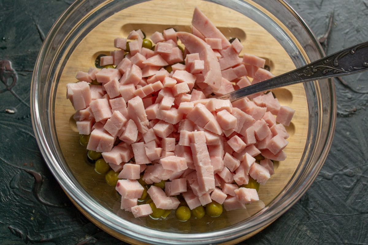 Malé podnosy s endiví a šunkou pro velmi rychlé občerstvení.