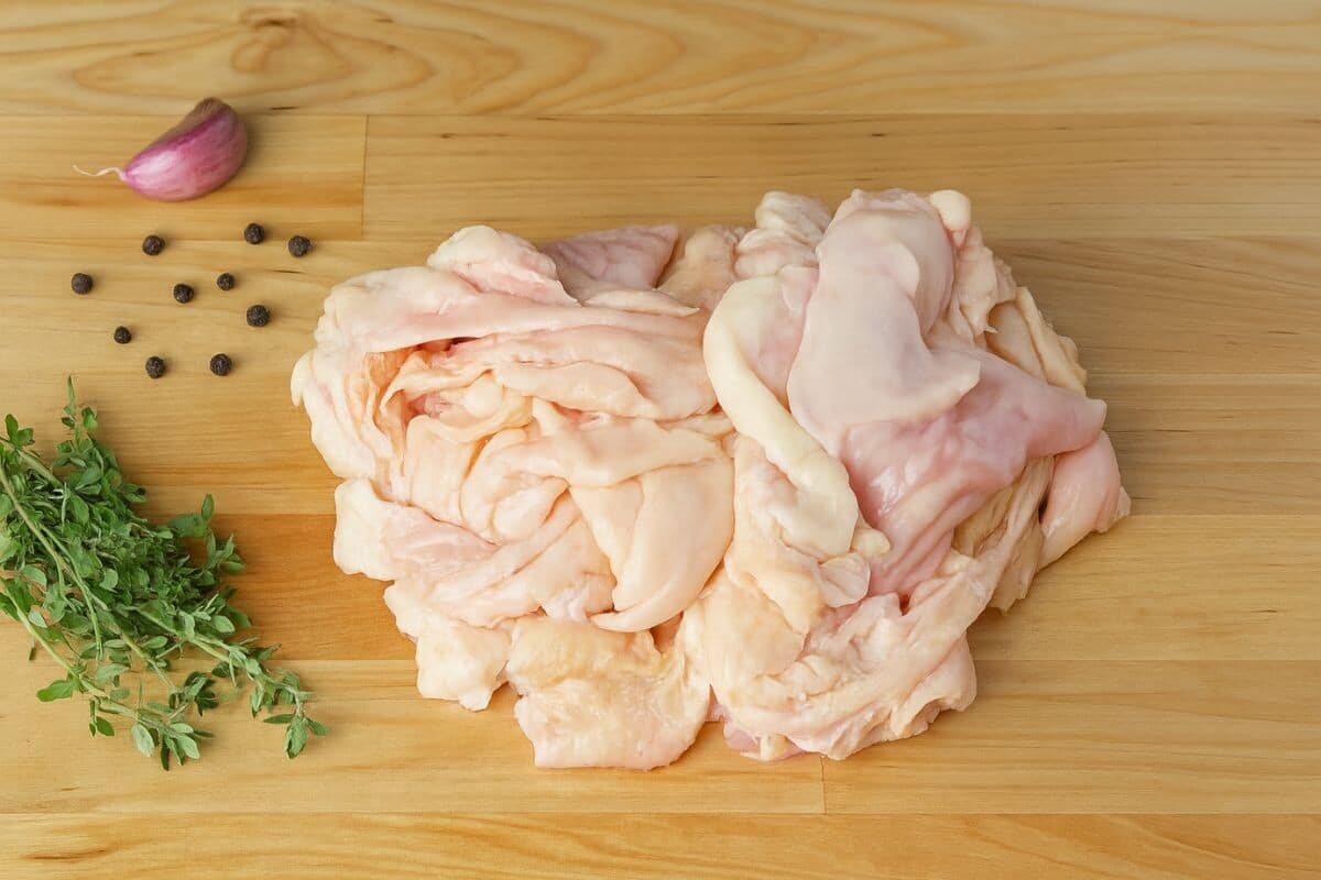 Češi ho odkrajují a je to nejlepší část pokrmu, bohatá na kolagen. Při správné přípravě je křupavý jako chipsy.