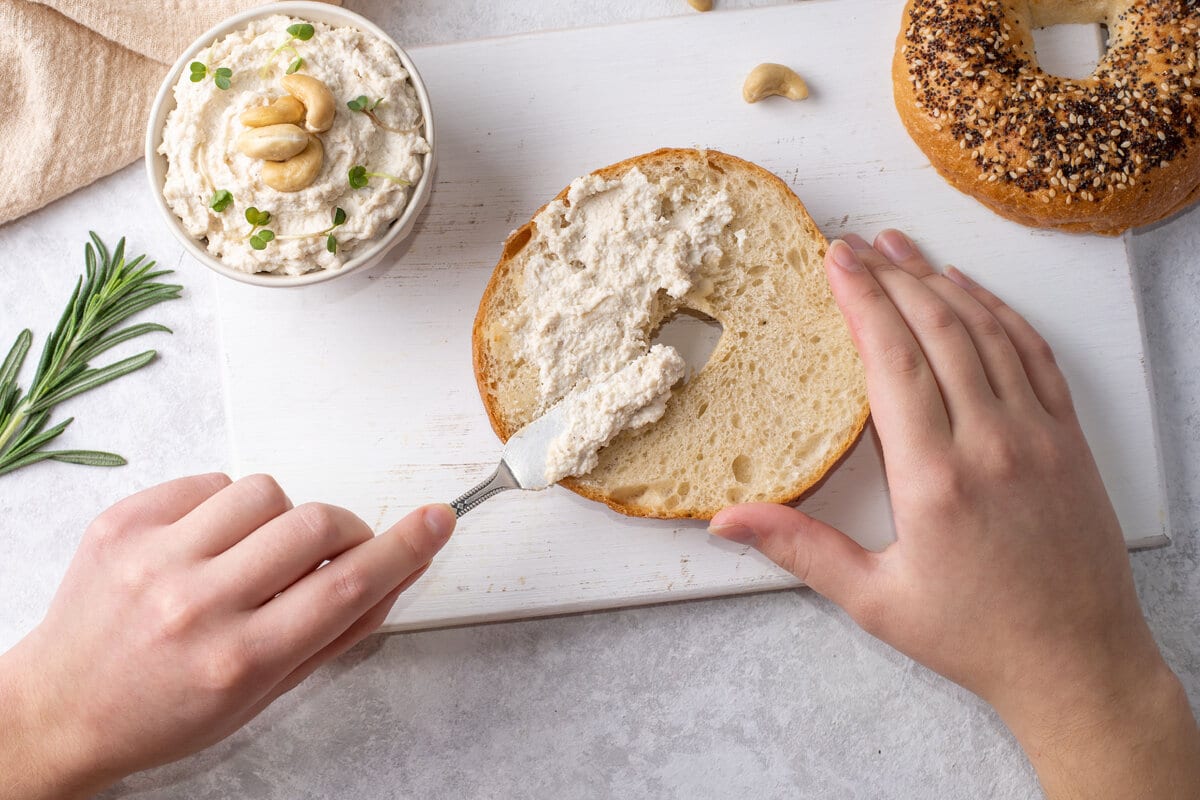 Dělám českou sýrovou pomazánku. Je velmi chutná a skvěle se hodí k chlebu.