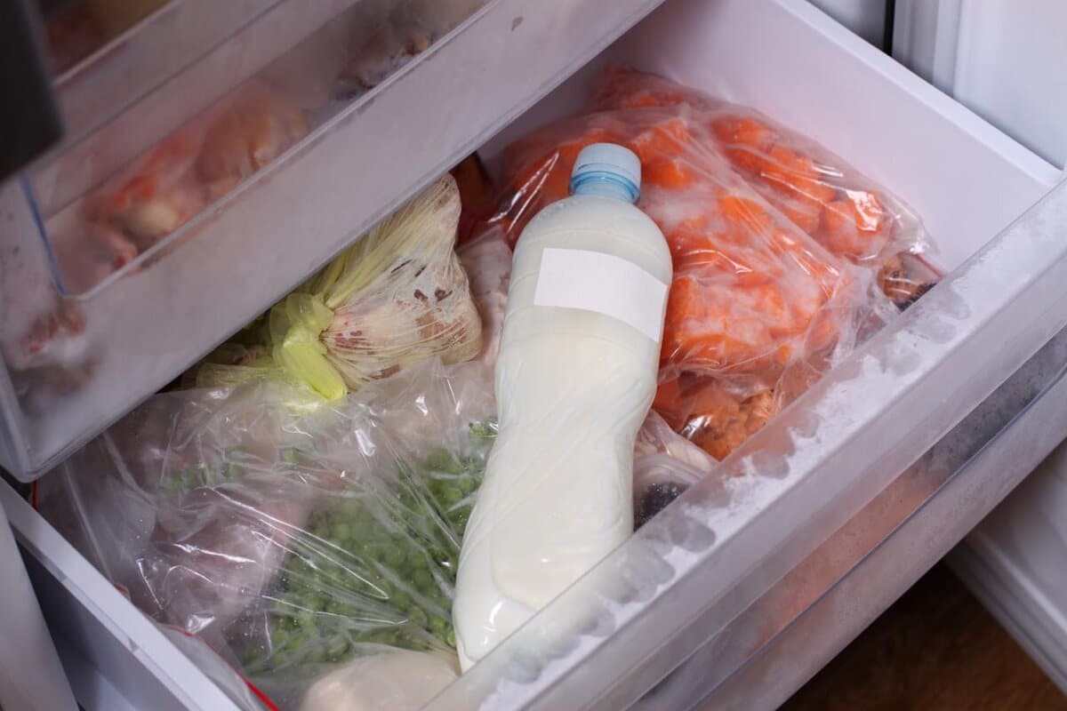 Nedodržení tohoto pokynu vede ke zvýšení spotřeby elektrické energie a poškození spotřebiče... Kroky k odstranění nahromaděného ledu z mrazicího prostoru.