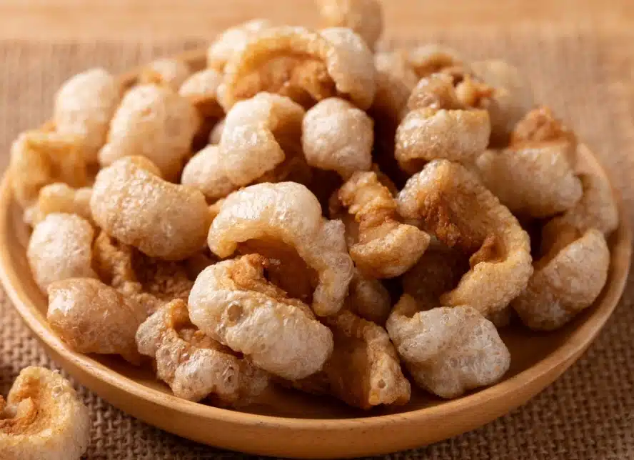 Češi ho odkrajují a je to nejlepší část pokrmu, bohatá na kolagen. Při správné přípravě je křupavý jako chipsy.