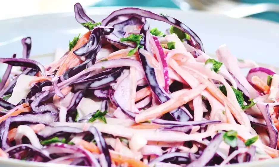 Tento salát z červeného zelí, připravený za 6 minut, se ideálně hodí ke kotletě. Je tak křupavý a jemný, že jedna porce je více než dostačující.