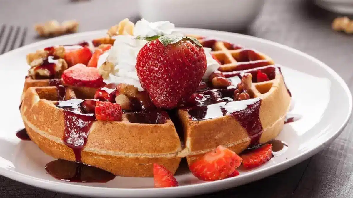 Jak připravit vafle na pánvi: recept na vafle, které jsou uvnitř nadýchané a zvenku křupavé, a to za pouhých několik minut.