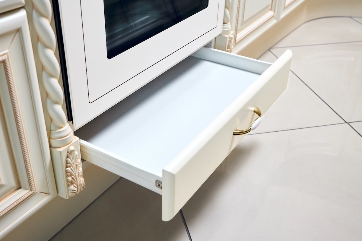 Po léta se používal k jinému účelu: k čemu vlastně slouží výsuvná zásuvka pod troubou?