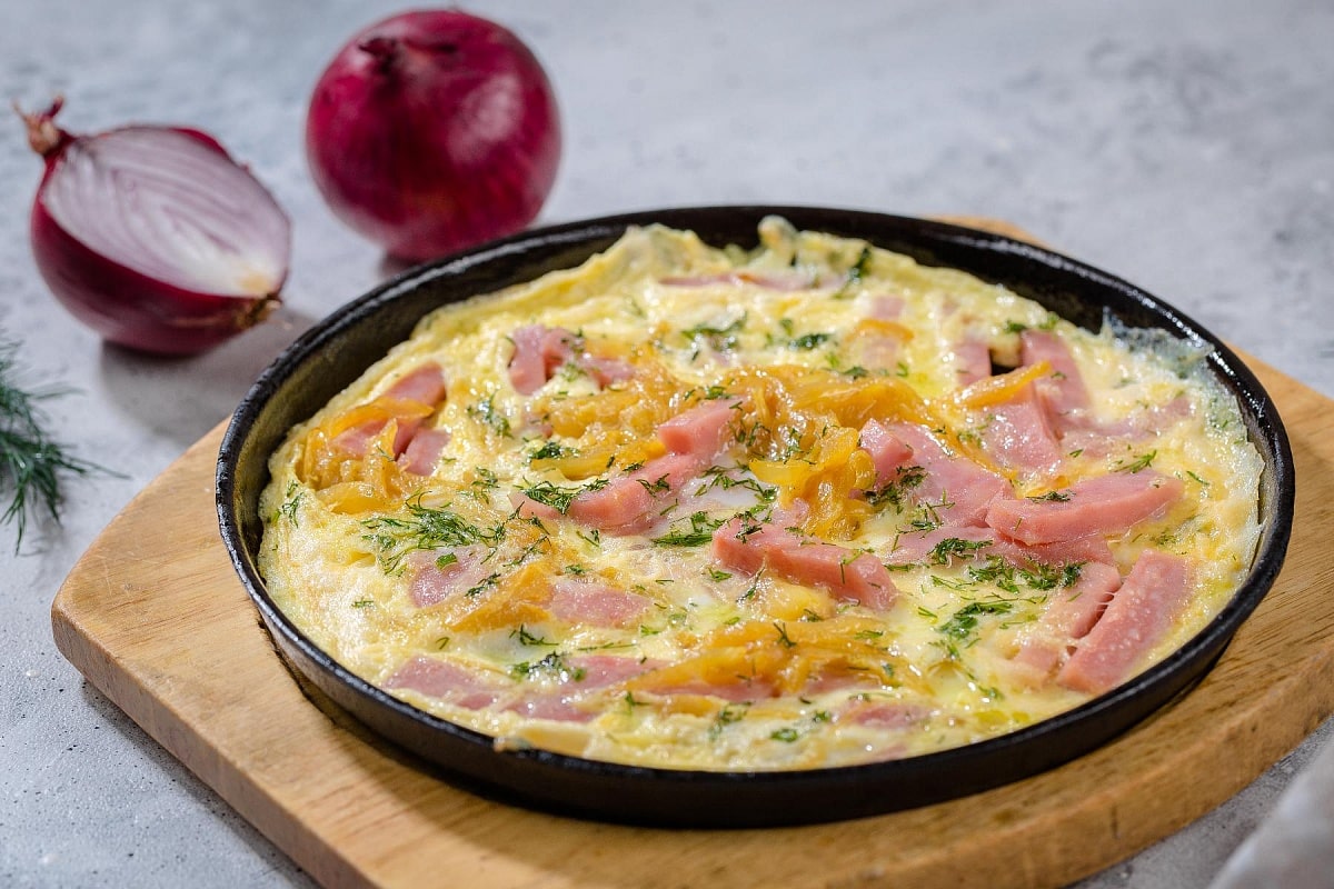 Je mnohem jemnější než raclette a připraví se okamžitě: můj recept na pokrm z kozího sýra, šunky a parmazánu, připravený na pánvi, si podmanil celou moji rodinu.