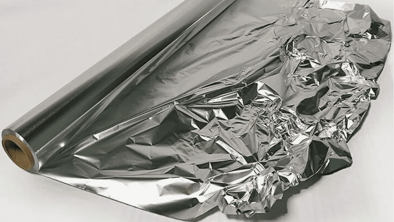 Proč je jedna strana hliníkové fólie matná a druhá lesklá: která varianta je správná?