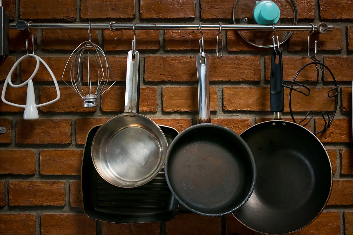 Zbavte se pánví s nepřilnavým povrchem: časopis nabízí rady, jak vybrat bezpečnější varianty.