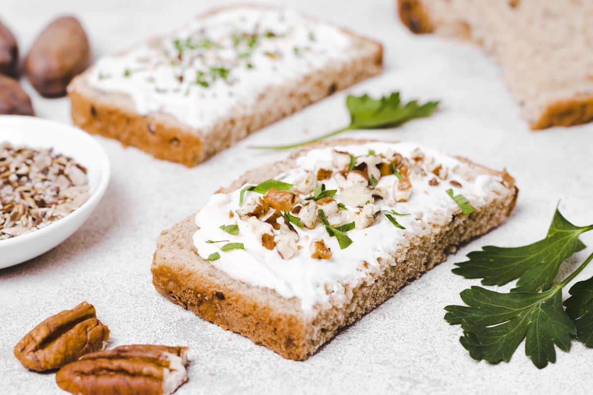 Dělám českou sýrovou pomazánku. Je velmi chutná a skvěle se hodí k chlebu.