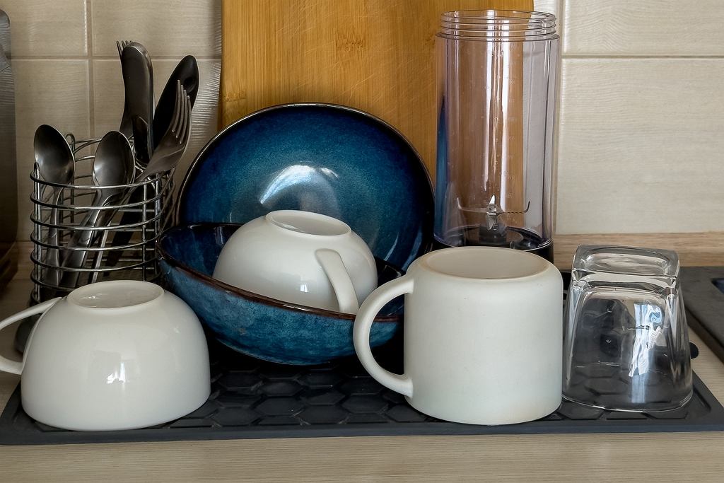 Už žádné sušáky na nádobí. Nový trend získává na popularitě v kuchyních. Umožňuje to ušetřit místo.