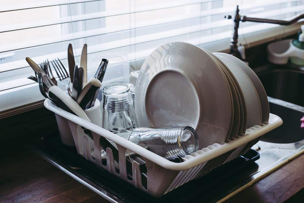 Už žádné sušáky na nádobí. Nový trend získává na popularitě v kuchyních. Umožňuje to ušetřit místo.